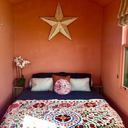 Hotel The Oaks Glamping - Magpie Half Shepherds Hut Colkirk Exterior foto